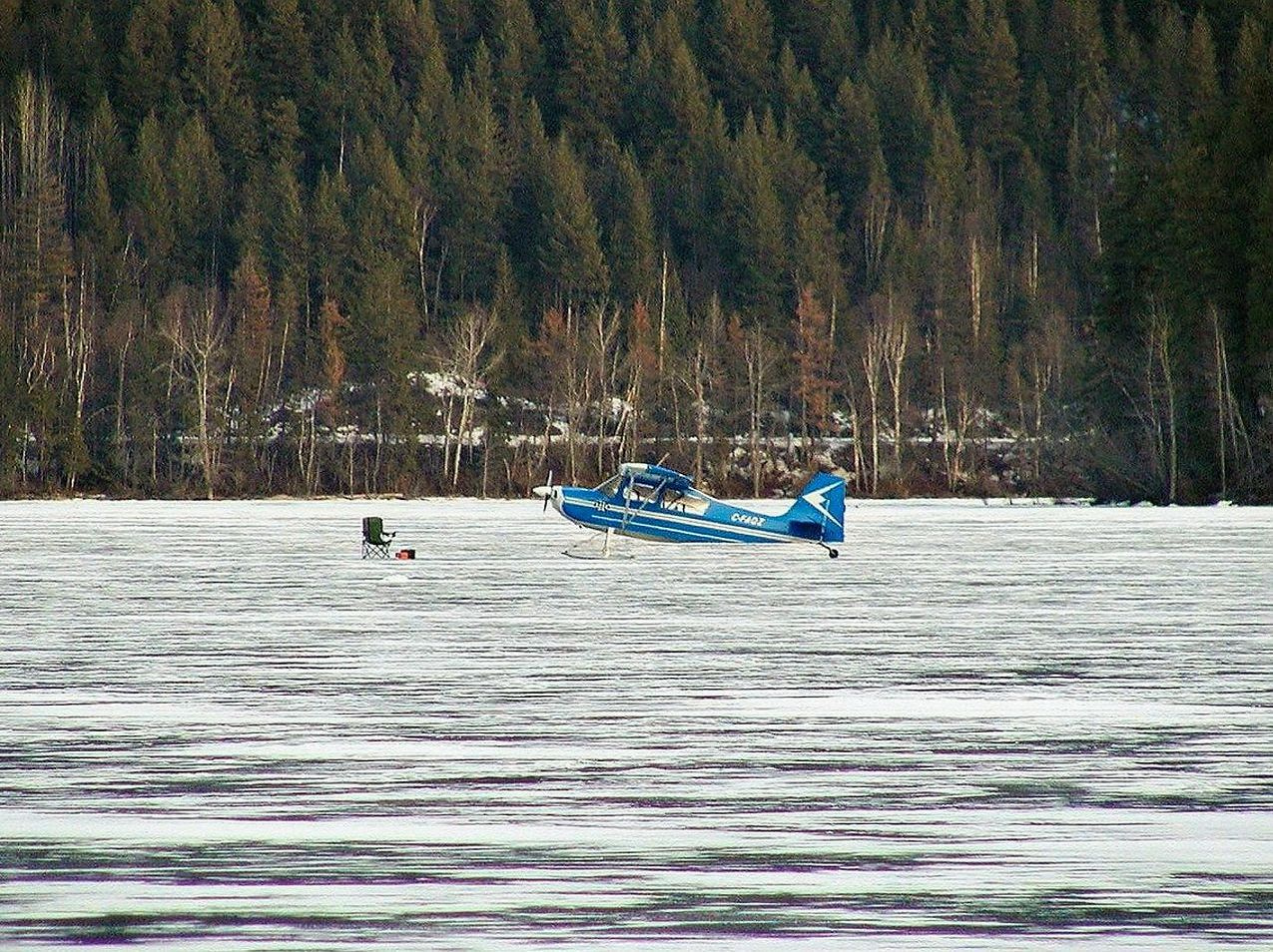 Equipos de pesca de invierno listos en la orilla del lago congelado